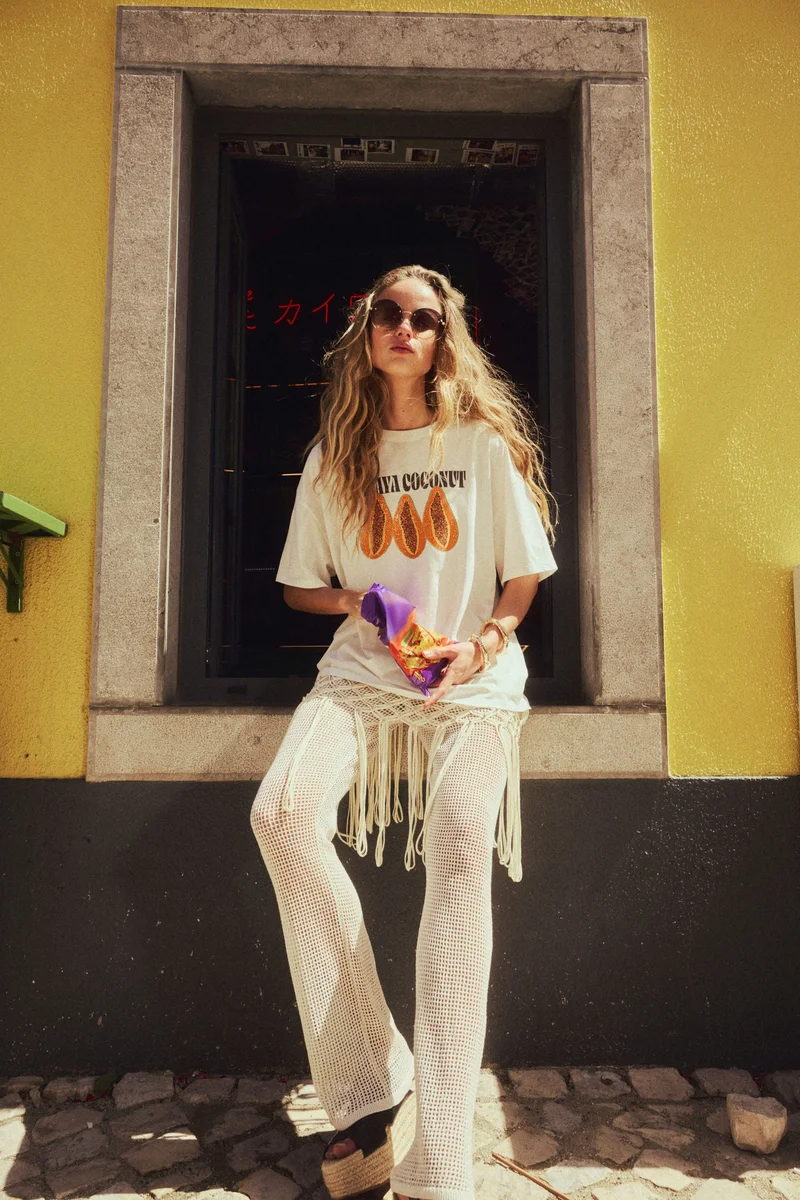 اتش اند ام تي-شيرت فضفاض مزين بطبعة