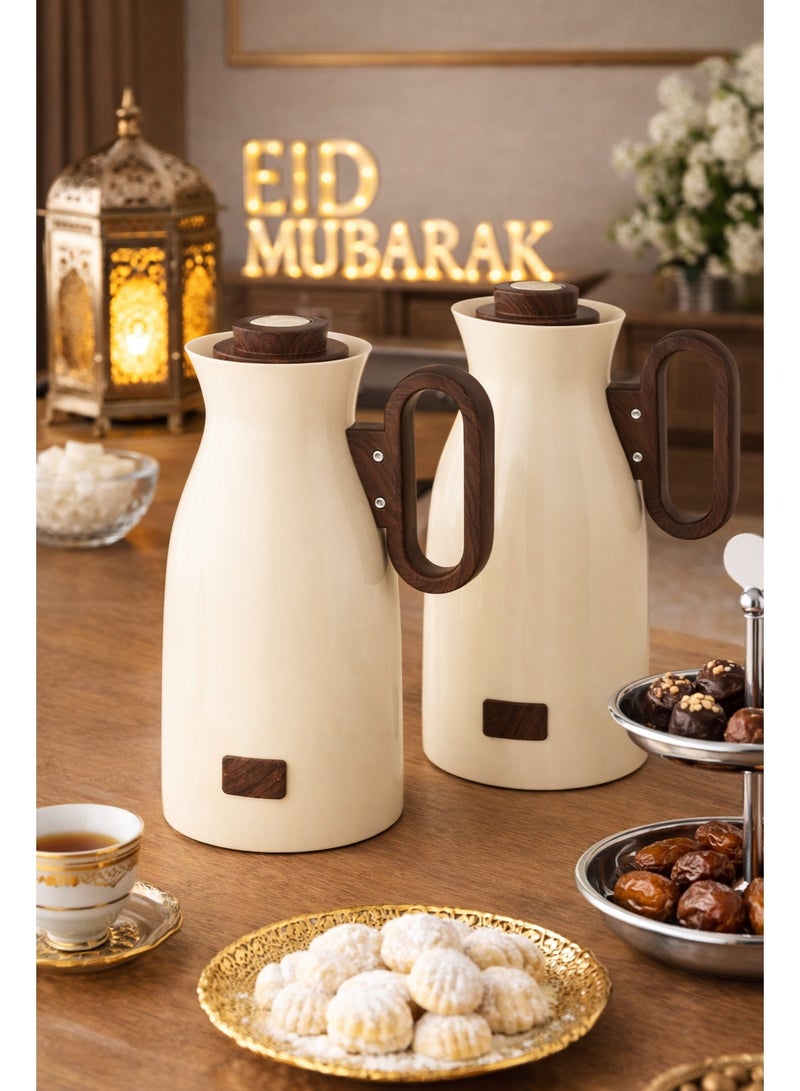 لالوزا ✨ طقم ترمس فاخر قطعتين – لون كريمي أنيق مع يد خشبية فاخرة | للشاي والقهوة (1 لتر) ☕🌿 - Image 1
