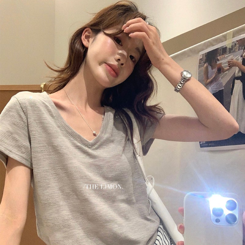 تيشيرت نسائي بقبة V واسع - Image 3