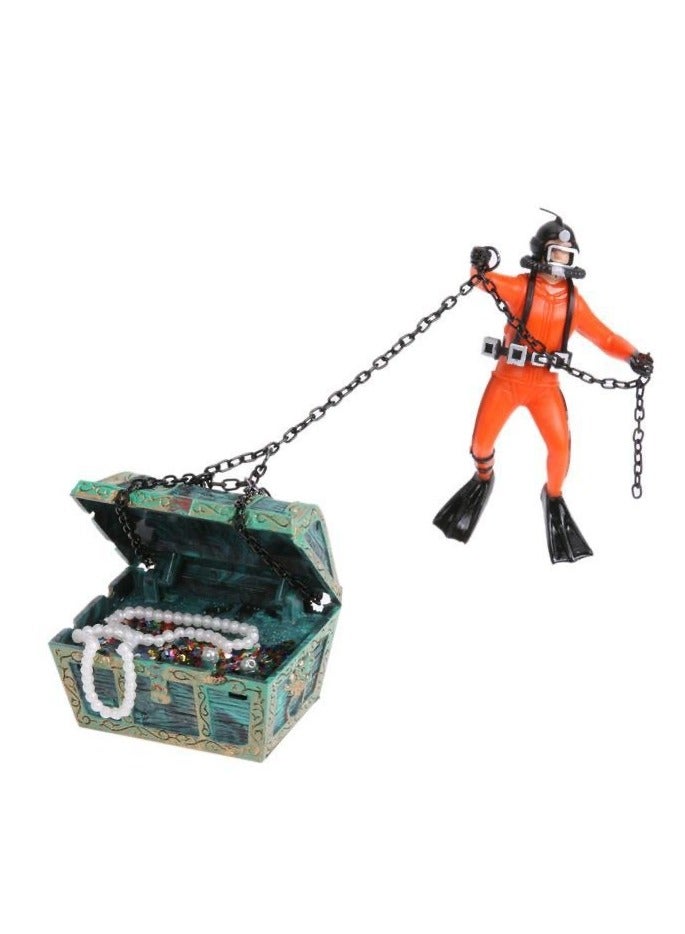 عام ترتيب المناظر الطبيعية في حوض السمك. هناك تزيينات لحوض السمك مثل صندوق الكنوز والمزخرفات الخاصة به، فضلاً عن مشهد من أبحاث الكنوز مع رجل الضفادع، والتي تعمل على تأطير حوض السمك أو الحوض الاستوائي. - Image 3