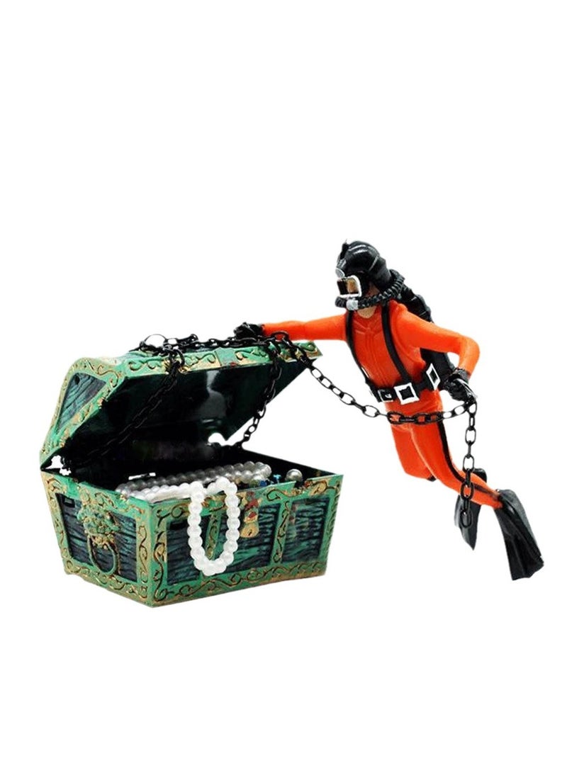 عام ترتيب المناظر الطبيعية في حوض السمك. هناك تزيينات لحوض السمك مثل صندوق الكنوز والمزخرفات الخاصة به، فضلاً عن مشهد من أبحاث الكنوز مع رجل الضفادع، والتي تعمل على تأطير حوض السمك أو الحوض الاستوائي. - Image 2