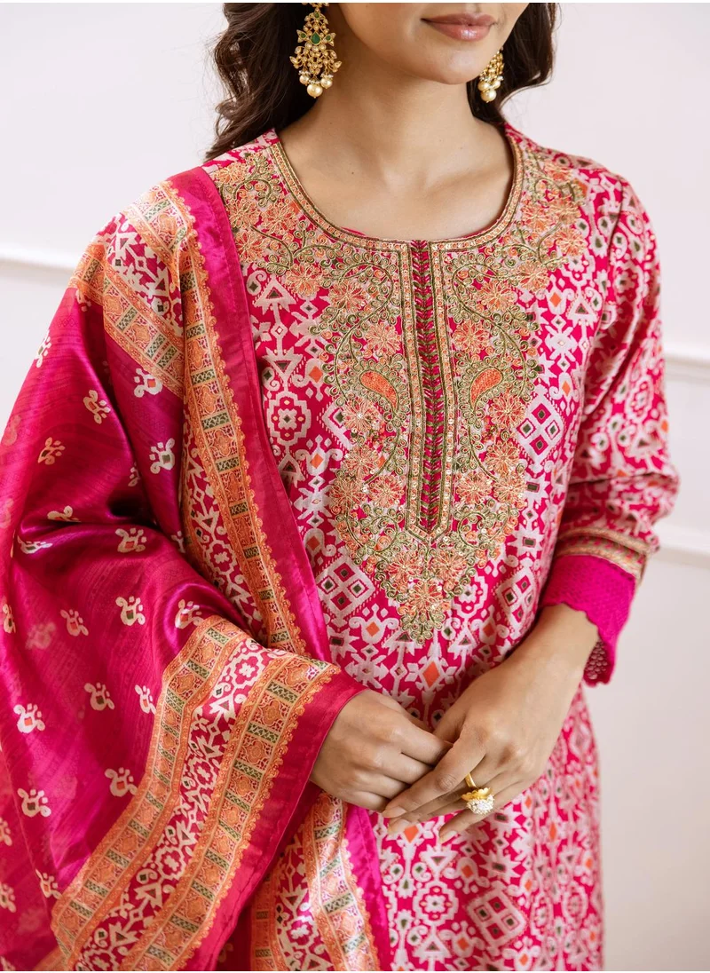 آي شين Women Ethnic Motifs Printed Regular Sequinned Kurta With Trousers & With Dupatta