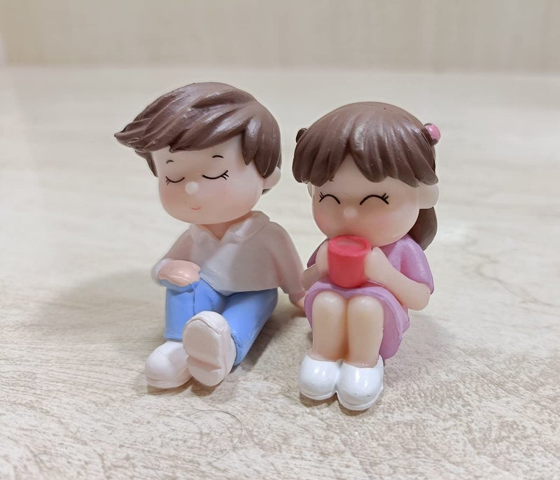 BHOOLU&GOOLU Sweety Lovers- Seating Couple Figurine Miniature - Style 42 (2 pcs/Set), Multicolor - Image 1