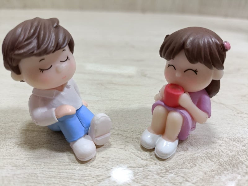 BHOOLU&GOOLU Sweety Lovers- Seating Couple Figurine Miniature - Style 42 (2 pcs/Set), Multicolor - Image 2