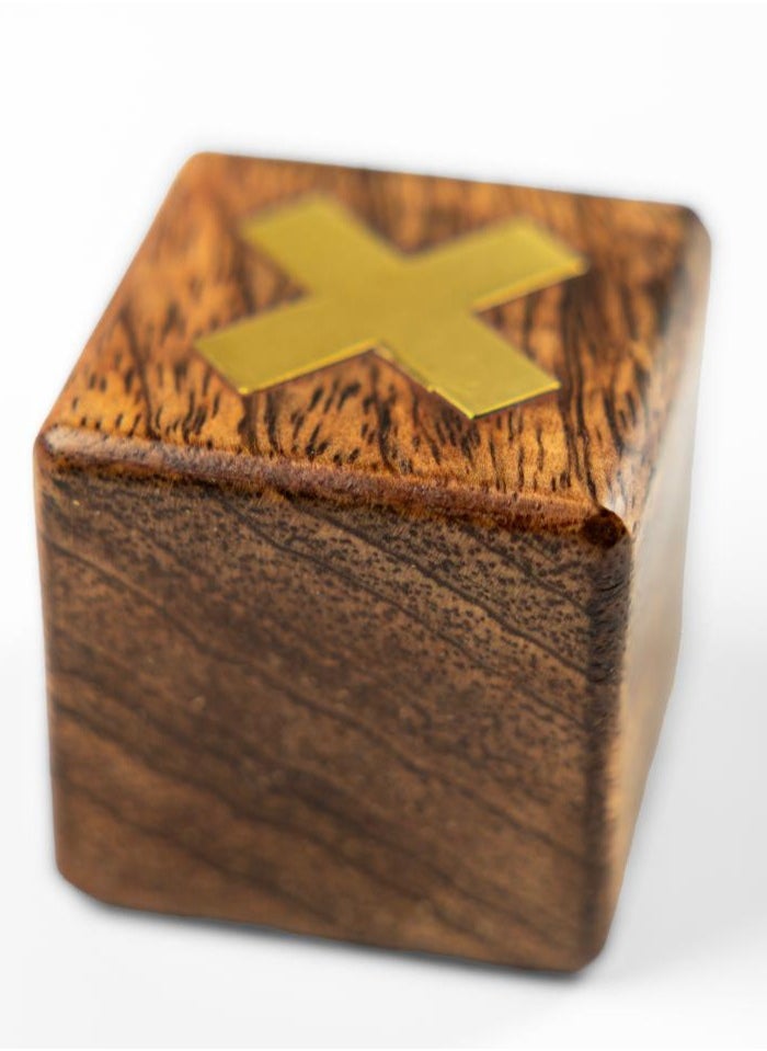 XO board game, handmade, made of wood, divided into squares, with the symbols X and O drawn on them, and characterized by its wooden base, which makes it rest on the table or on the floor.