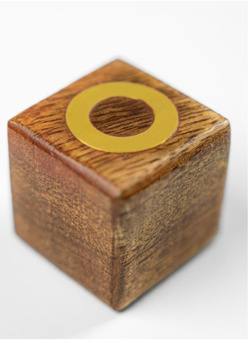 XO board game, handmade, made of wood, divided into squares, with the symbols X and O drawn on them, and characterized by its wooden base, which makes it rest on the table or on the floor.