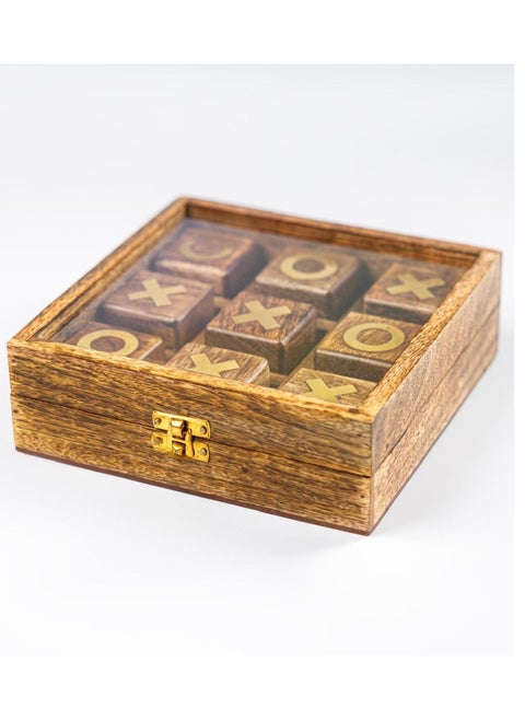 XO board game, handmade, made of wood, divided into squares, with the symbols X and O drawn on them, and characterized by its wooden base, which makes it rest on the table or on the floor.