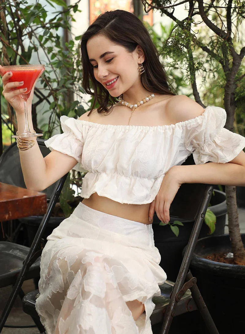 بينيا كولادا طقم نسائي مطرز باللون الأبيض الفاتح