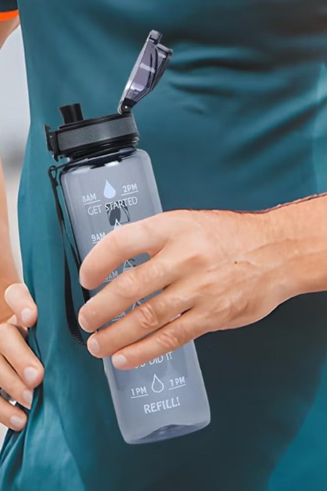 زجاجة مياه رياضية مع علامات للوقت خالية من البيسفينول أ وضد التسرب، غلاية شرب محمولة قابلة لإعادة الاستخدام سعة 1 لتر للرجال والنساء والأطفال والطلاب مناسبة للتخييم والمكتب والمدرسة وصالة الألعاب الرياضية 29.5*5*7.5سم - Image 2