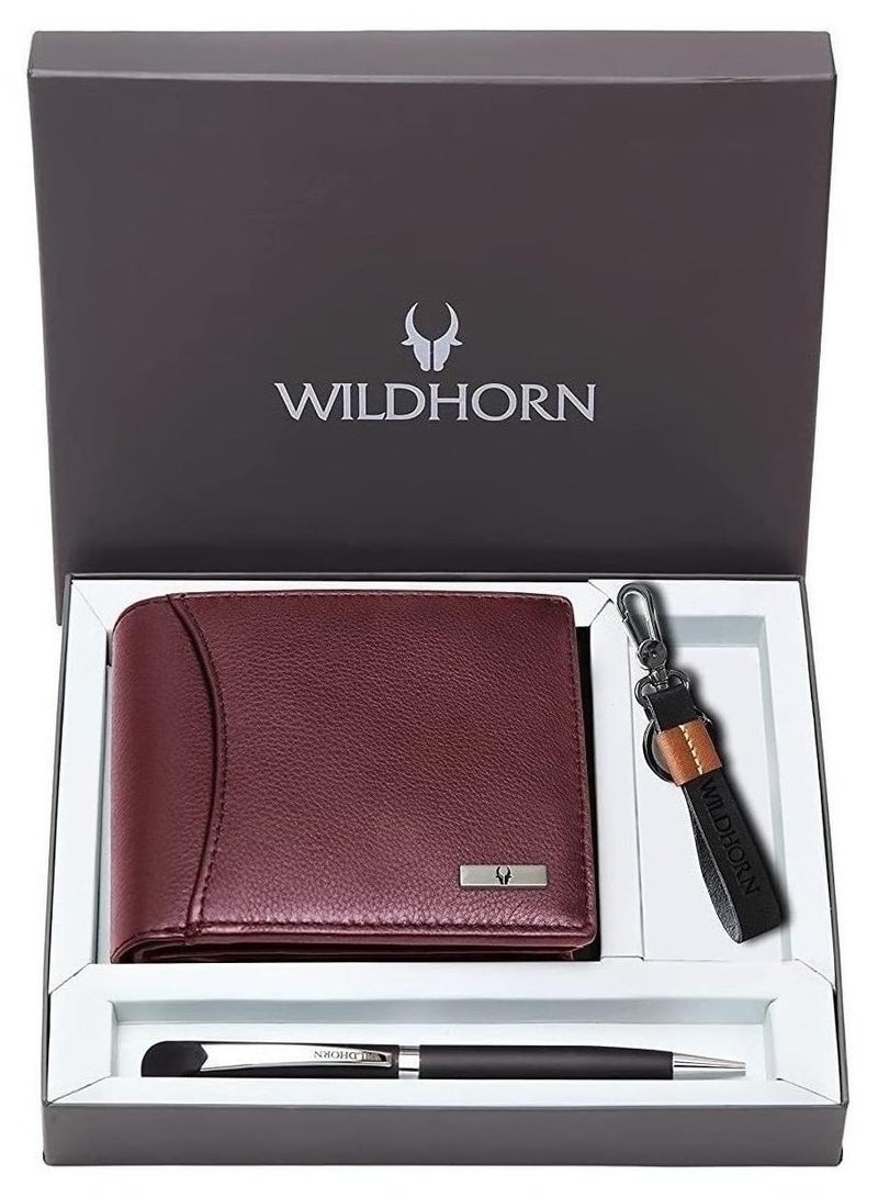 Wildhorn سلة هدايا جلدية للرجال | مجموعة هدايا عصرية تشمل محفظة جلدية، سلسلة مفاتيح وقلم | هدية لصديق، حبيب، زوج، أب، ابن، إلخ (مارون M)، بني - Image 1