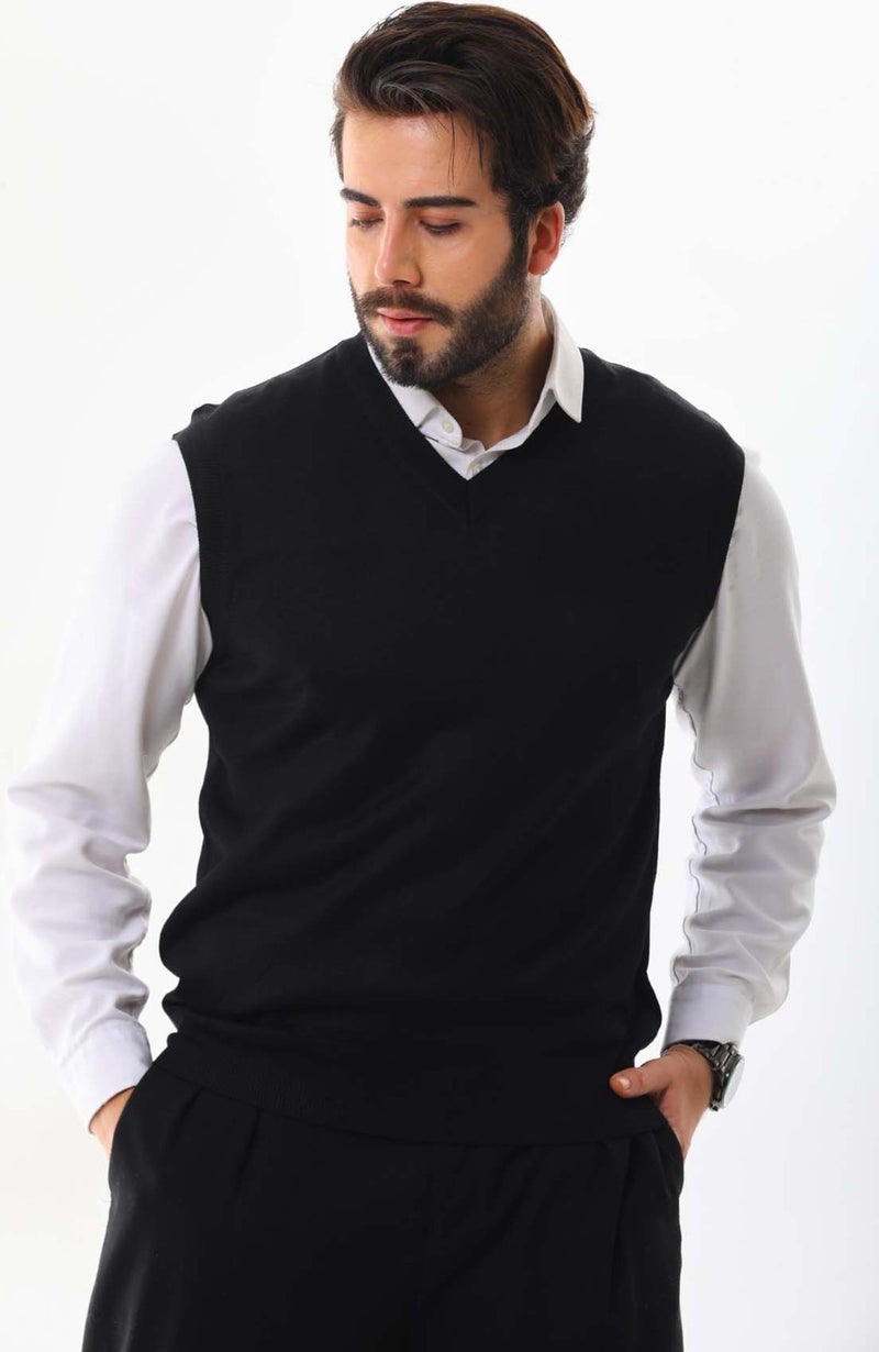 Günay Gunay Men's V Neck Wool Sweater 1000 Black  - Image 2
