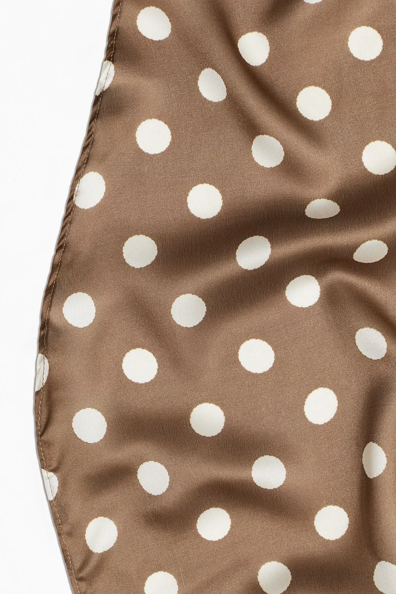 اتش اند ام وشاح مصمم بشكل ماسي