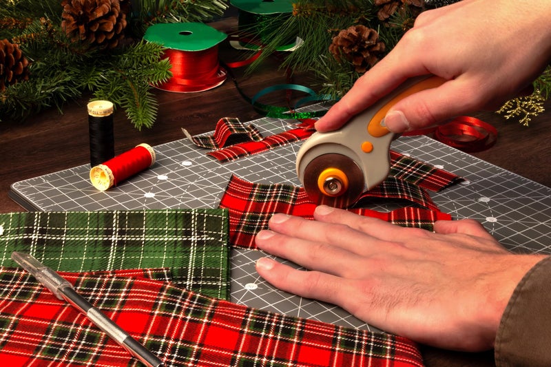 W.A. Portman WA Portman Fabric Cutter Wheel â€“ 45mm Rotary Cutter for Fabric with Safety Lock & 5 Extra Rotary Blades â€“ Ideal for Sewing, Quilting, Crafting & Use with Sewing Cutting Mats with Comfort Grip Handle - Image 5
