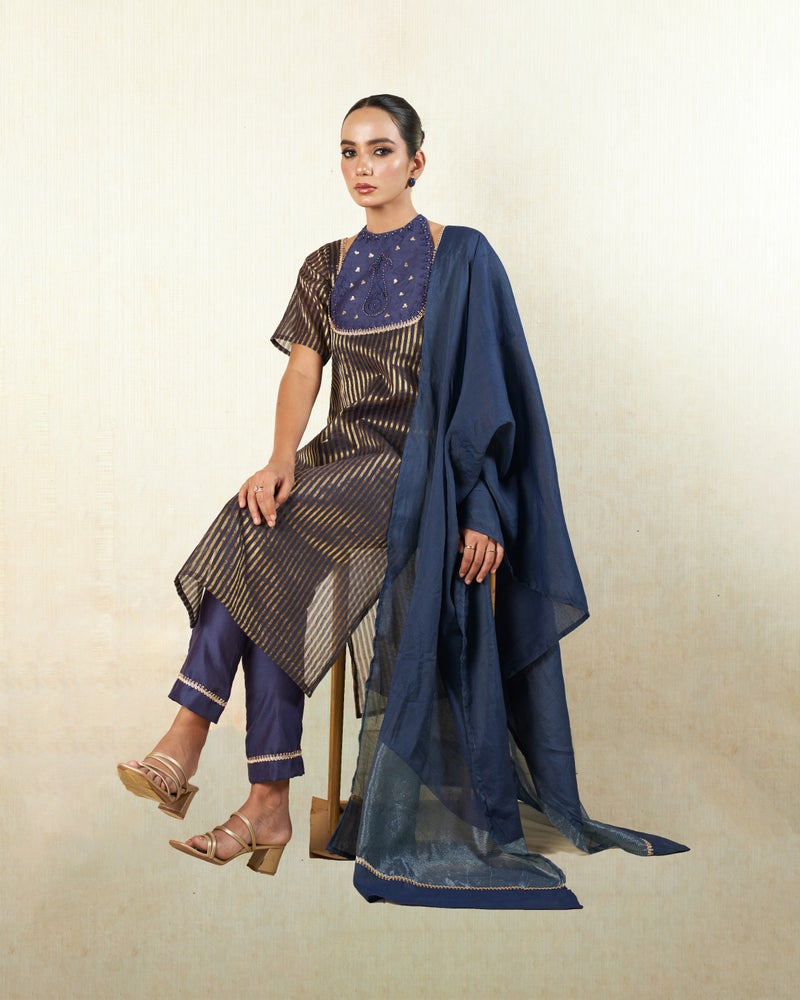 UNDYED طقم كورتا زاري شانديري باللون الأزرق البحري للنساء - Image 3