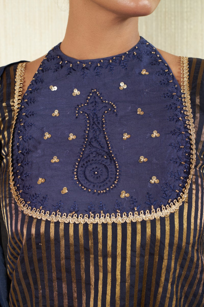 UNDYED طقم كورتا زاري شانديري باللون الأزرق البحري للنساء - Image 4
