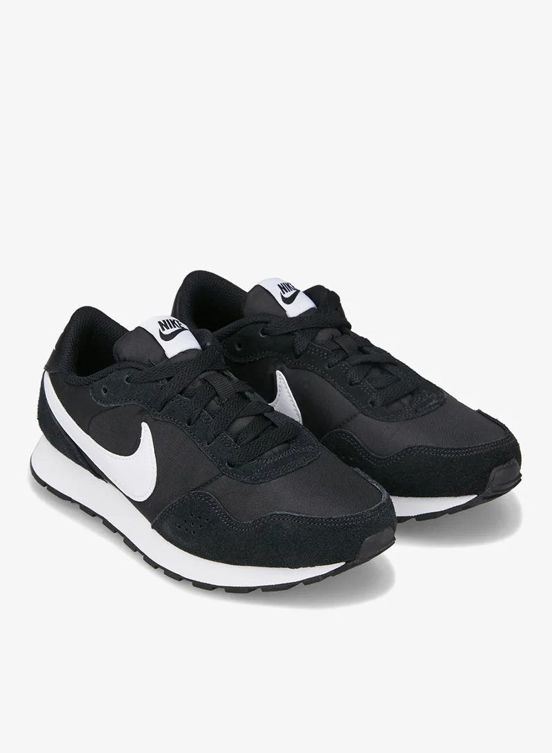 نايكي حذاء ام دي فاليانت لللاطفال الكبار