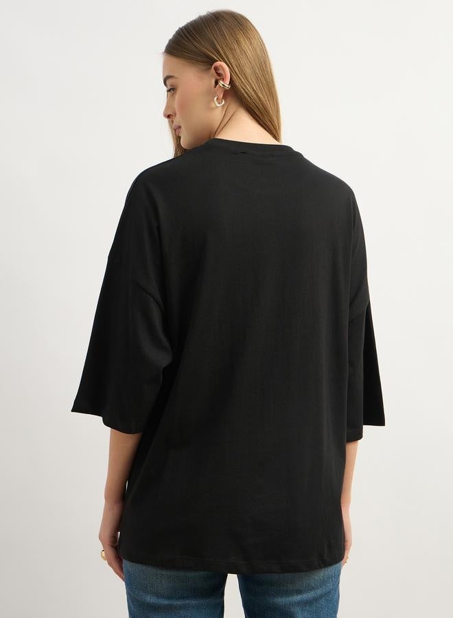 ستايلي تيشيرت بطباعة جرافيك بياقة دائرية وقصة واسعة - Image 5