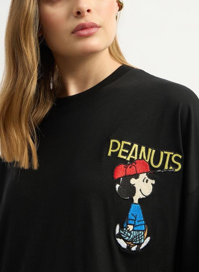 ستايلي تيشيرت بطباعة جرافيك بياقة دائرية وقصة واسعة - Image 4