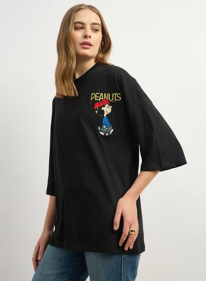 ستايلي تيشيرت بطباعة جرافيك بياقة دائرية وقصة واسعة - Image 3