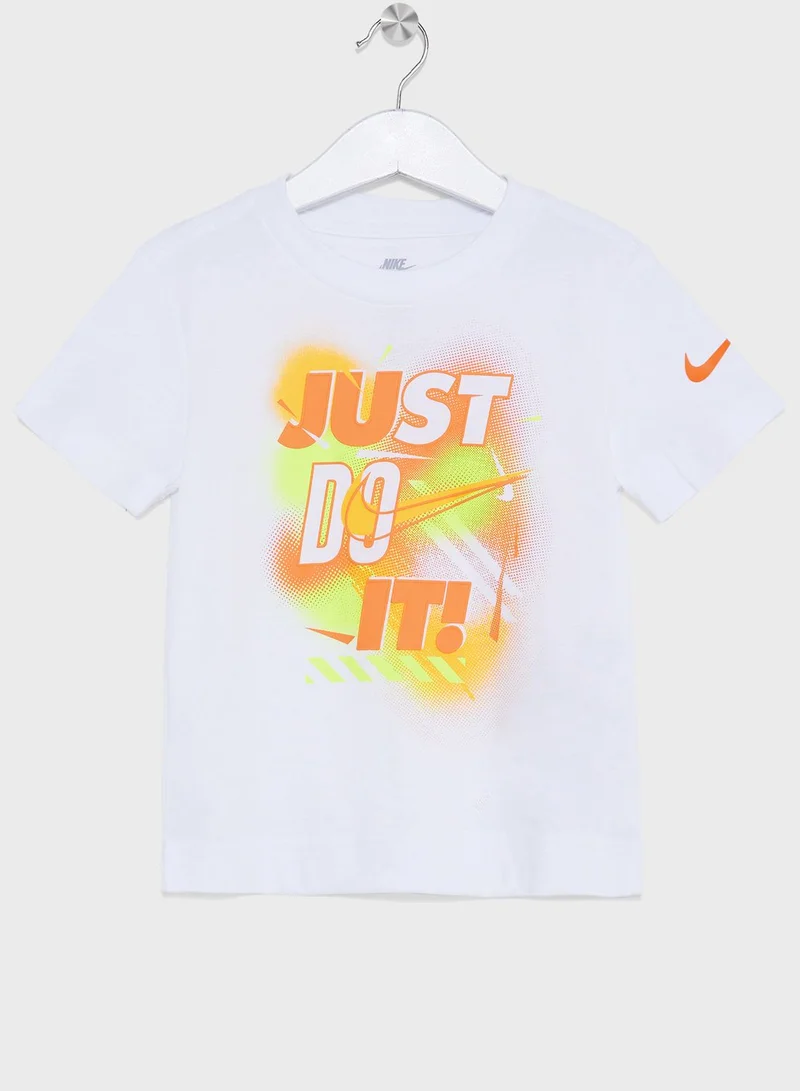 نايكي تيشيرت أساسي مطبوع بعبارة "Just Do It" للأطفال