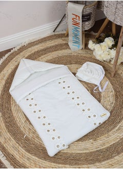 Newborn baby meds embroidered with lace and cotton from the inside