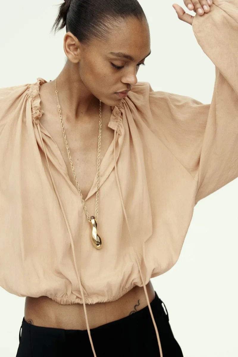 اتش اند ام بلوزة بحافة سفلية منفوخة