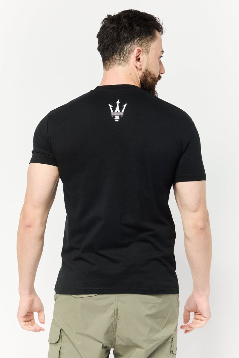 Maserati تي شيرت رجالي بأكمام قصيرة وياقة دائرية بشعار العلامة التجارية، أسود - Image 3