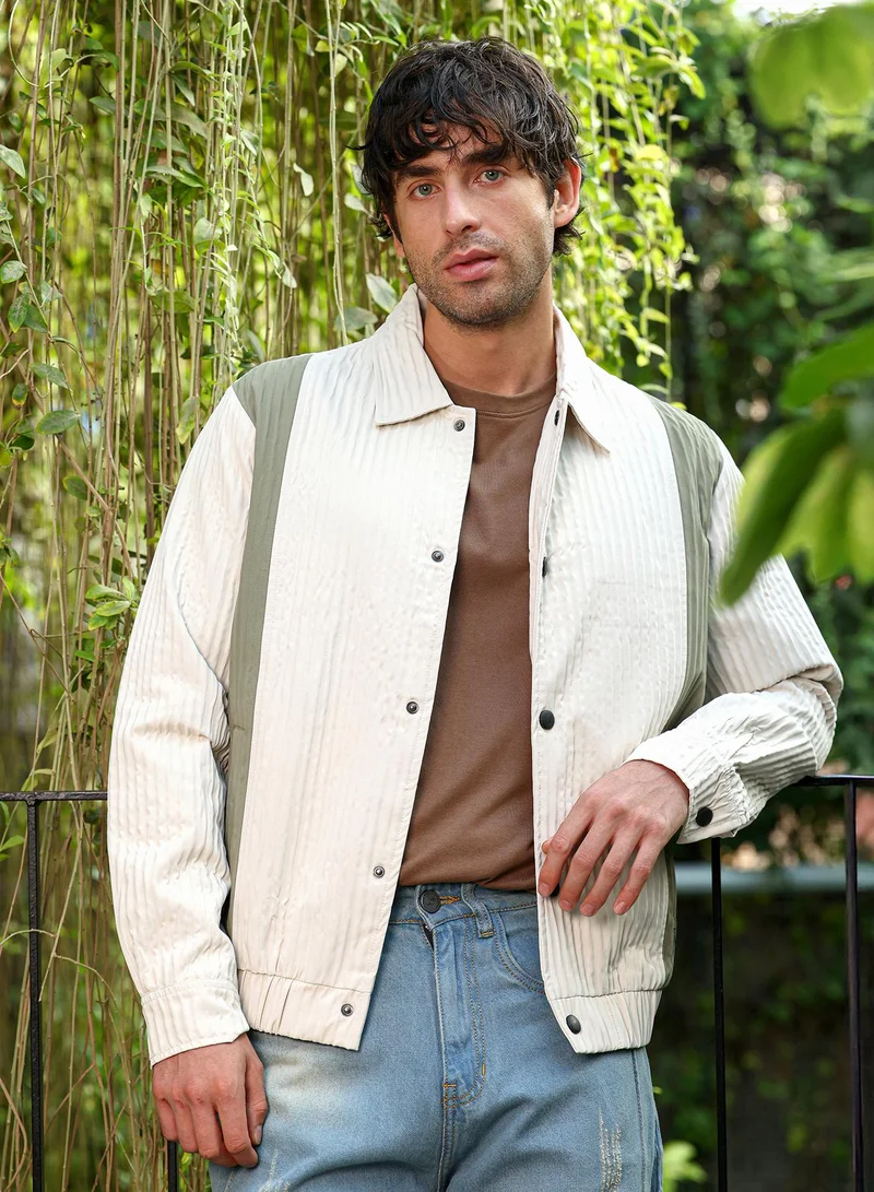 كامبوس سوترا جاكيت رجالي بألواح وخطوط بارزة وياقة مدببة وأكمام طويلة بأزرار، بفتحة أمامية بأزرار كبس وحاشية مستقيمة قابلة للتمدد، بتصميم ملون من نسيج منسوج للملابس الكاجوال واليومية، باللون الأبيض الطباشيري والأخضر المريمي