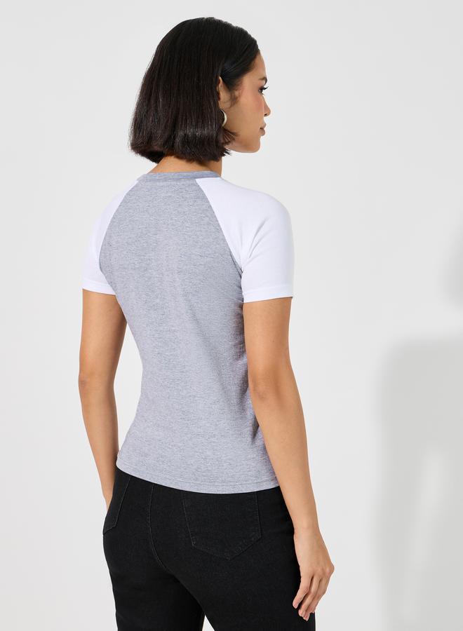 Styli Cotton Stretch Color Block Chicago Slogan Fitted T-Shirt  - Image 5
