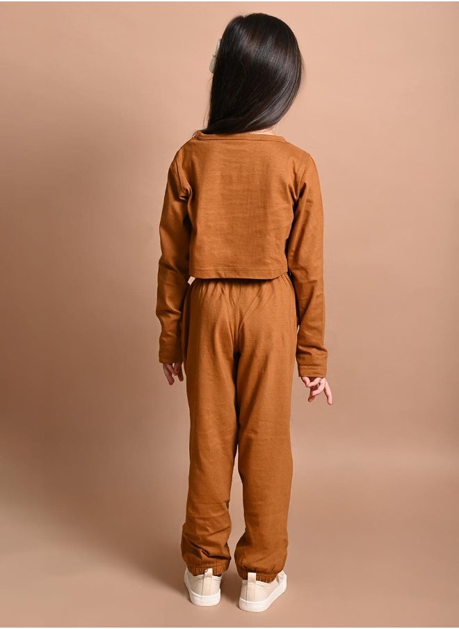 LILPICKS - طقم قميص قصير مطبوع عليه Never Mind مع بنطال رياضي - Image 1