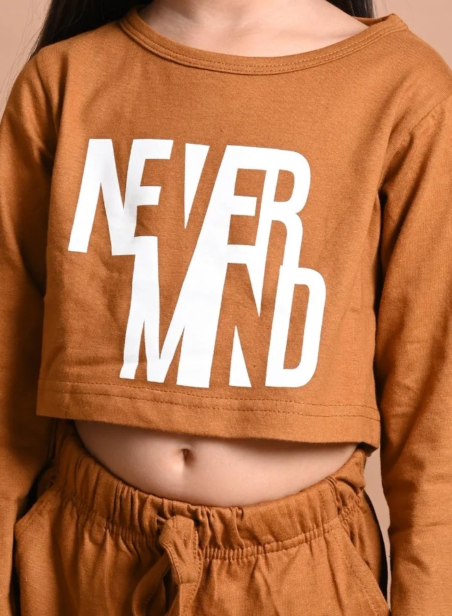 ليل بيكس طقم كروب توب بطبعة Never Mind مع بنطلون جوجر