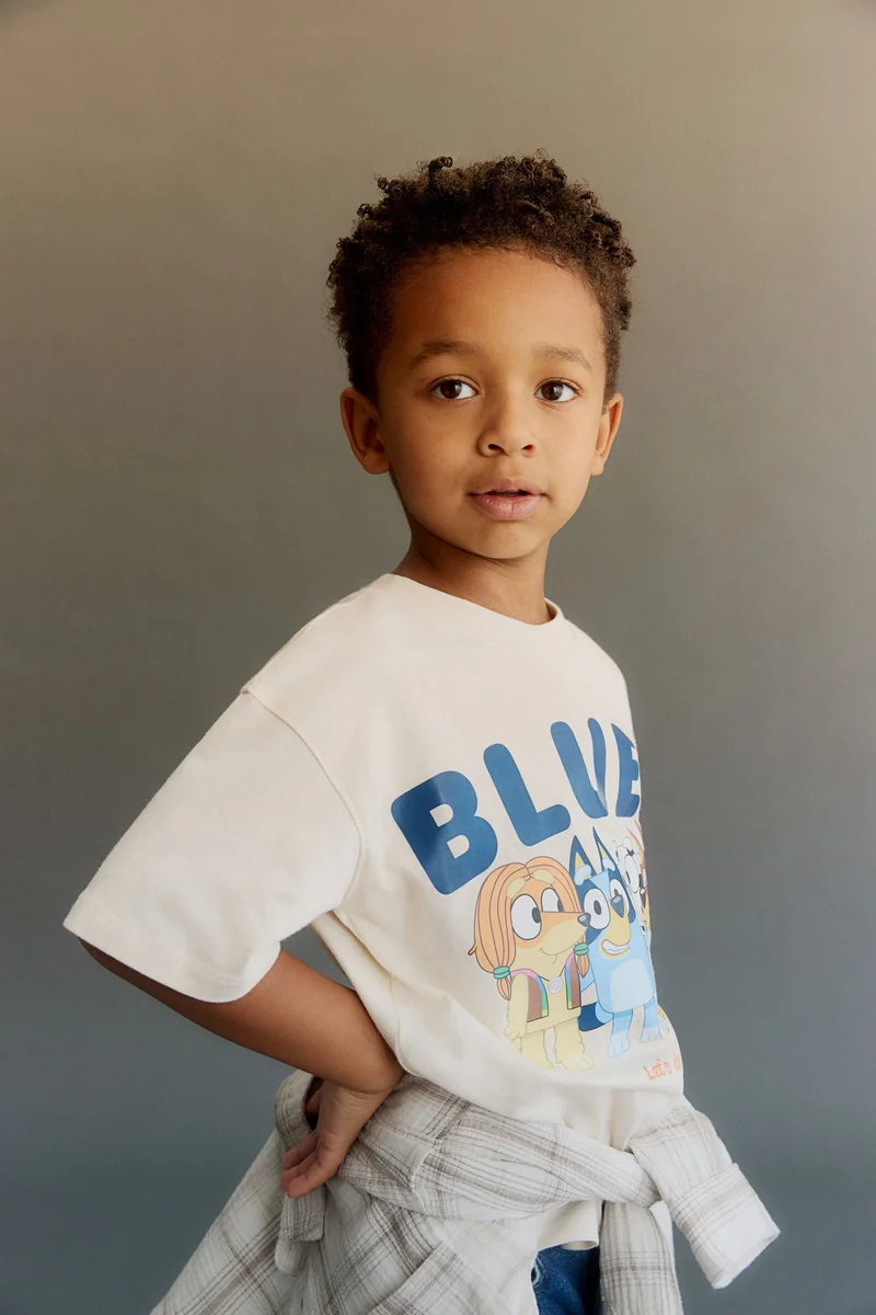 اتش اند ام تي-شيرت واسعة مزيّنة بطبعة