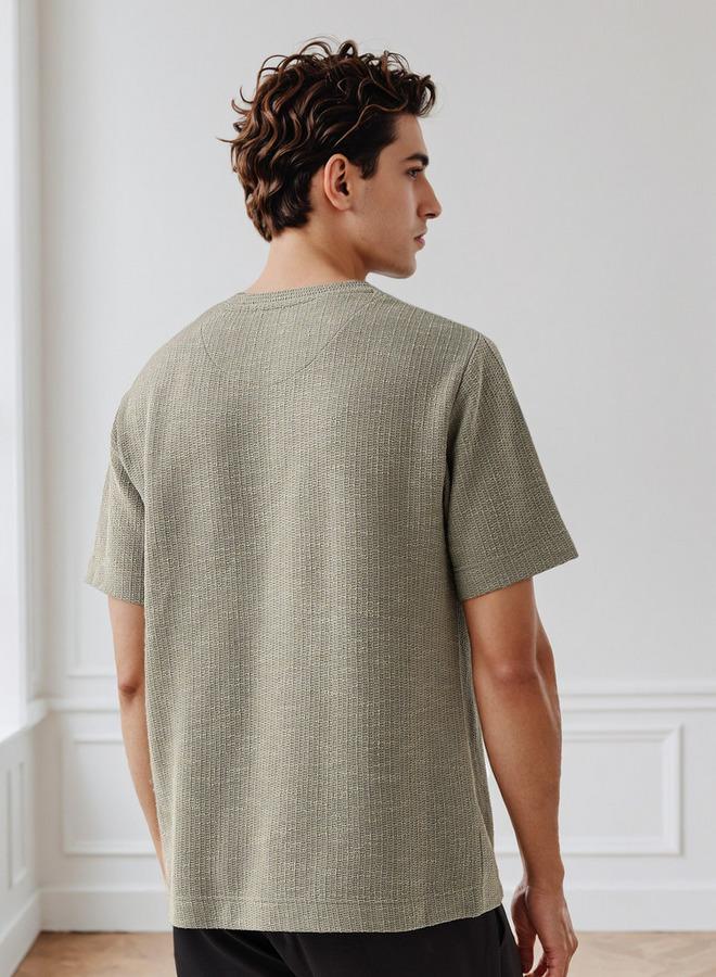 ايكونيك تيشيرت رجالي بتصميم أيقوني بياقة دائرية وأكمام قصيرة بنقشة خلية النحل - Image 3