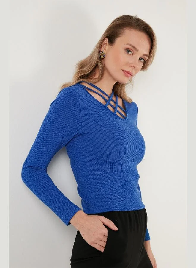 ليلا بلوزة ليلا بقصة نحيفة جداً مع تفاصيل ياقة، بلوزة نسائية