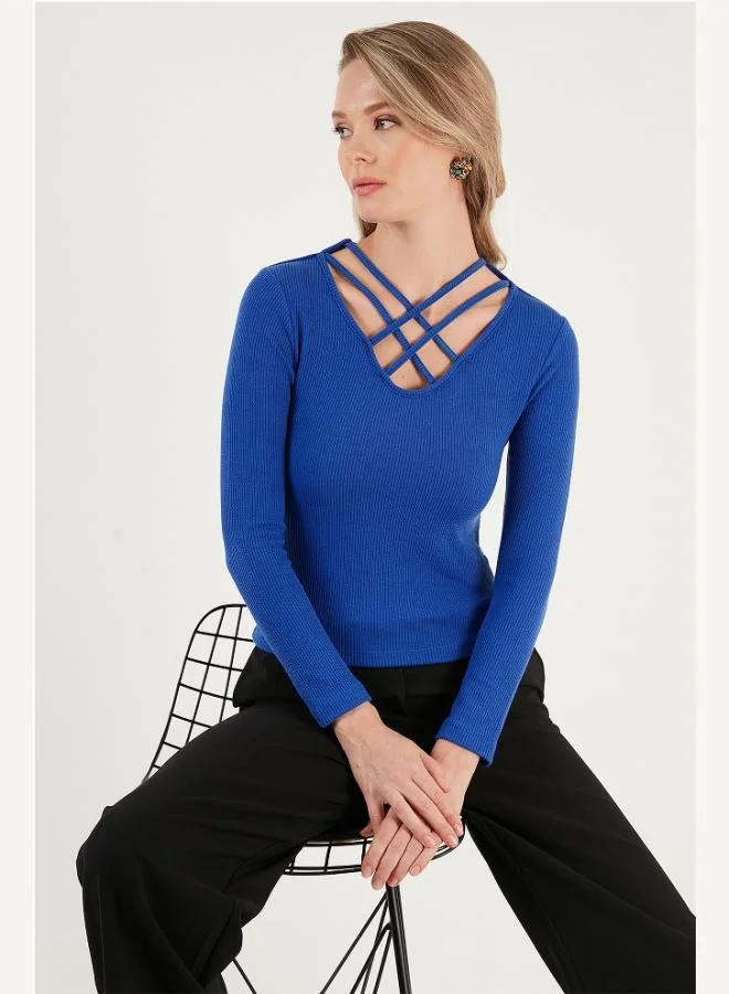 ليلا بلوزة ليلا بقصة نحيفة جداً مع تفاصيل ياقة، بلوزة نسائية