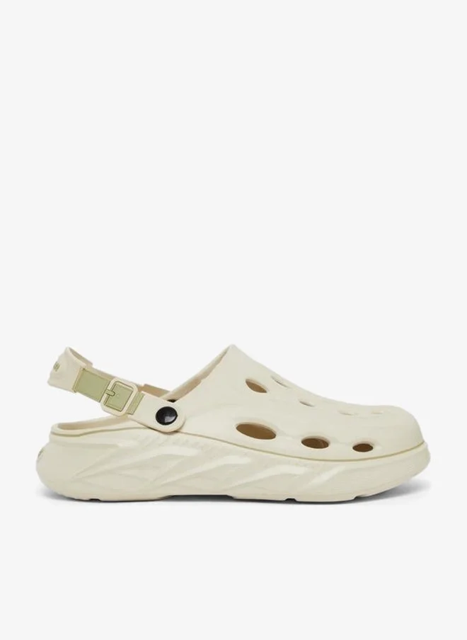 ستايلي كلوغز سادة بتفاصيل مفرغة مع رباط خلفي بإبزيم