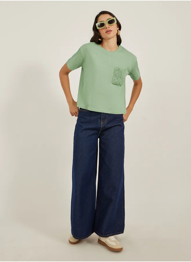 ستايلي Crochet Pocket Round Neck Short Sleeve T-Shirt