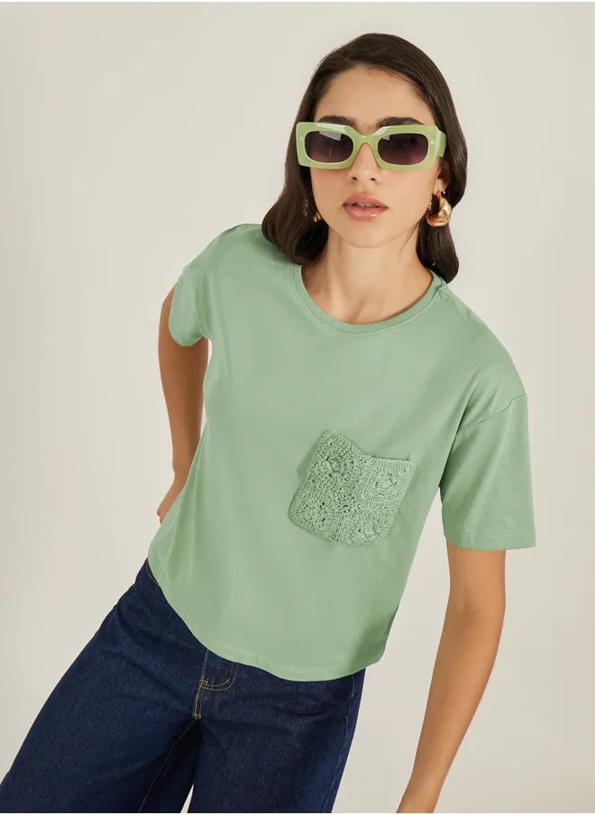 ستايلي Crochet Pocket Round Neck Short Sleeve T-Shirt