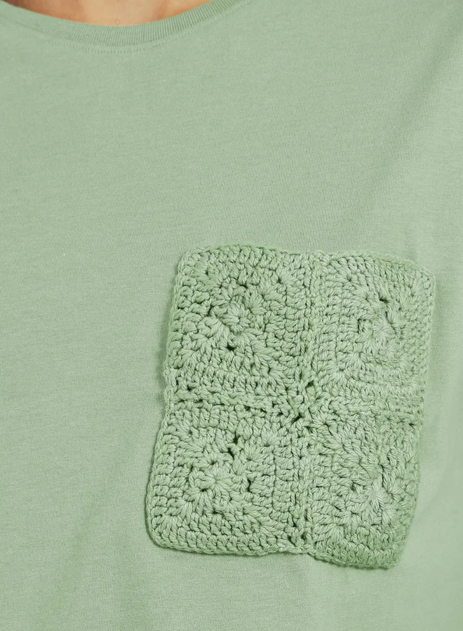 Styli Crochet Pocket Round Neck Short Sleeve T-Shirt