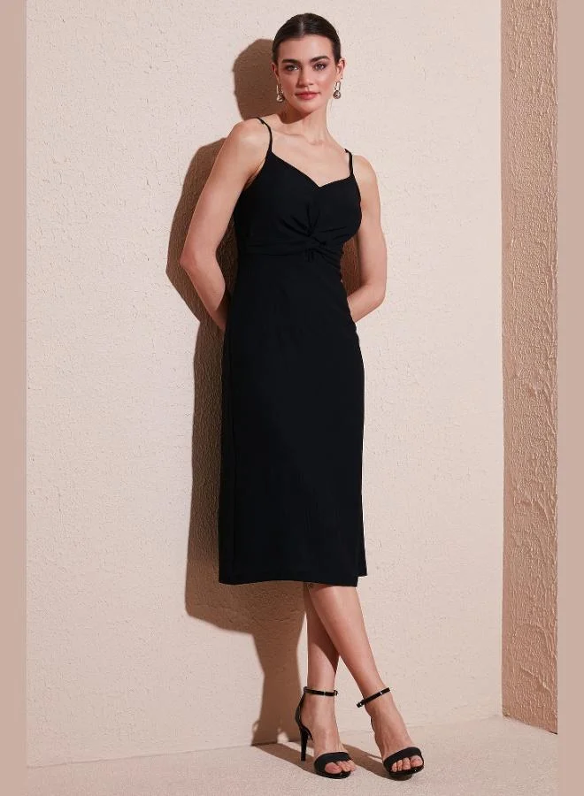 ليلا فستان ليلا نسائي بقصة عادية وياقة على شكل حرف  وطول متوسط وتفاصيل كشكشة