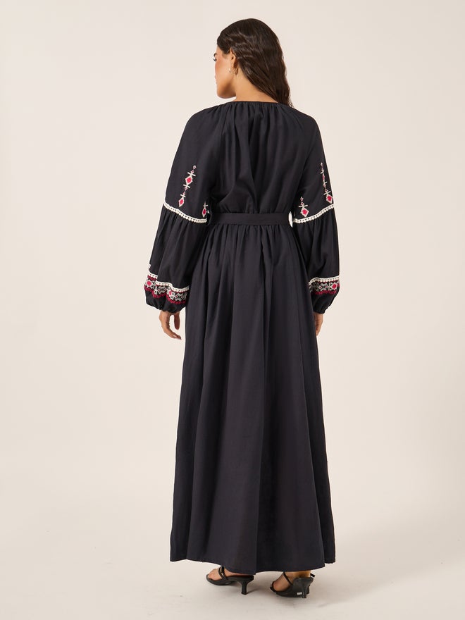 ستايلي فستان ماكسي طويل الأكمام مطرز بياقة مستديرة - Image 5