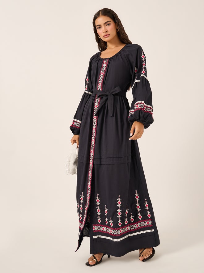 ستايلي فستان ماكسي طويل الأكمام مطرز بياقة مستديرة - Image 1