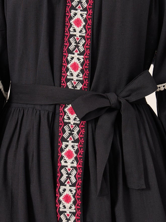 ستايلي فستان ماكسي طويل الأكمام مطرز بياقة مستديرة - Image 4