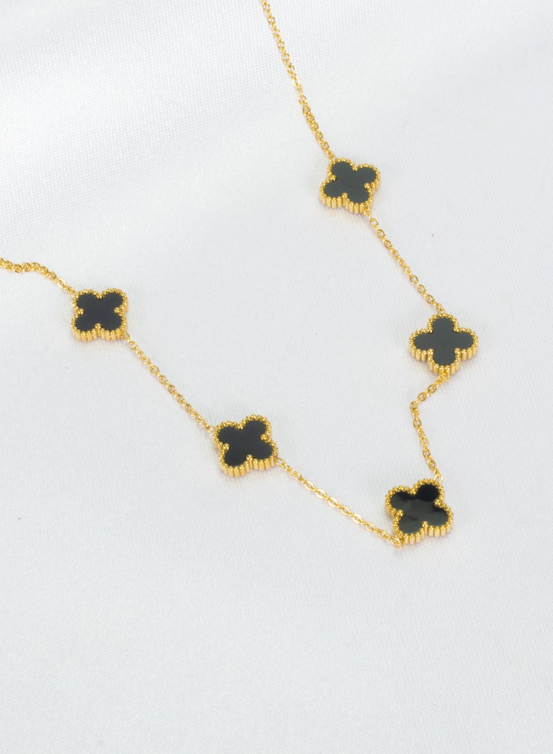 ذا بلاك بيرل اكسسوريز سلسلة أستانليس ستيل ذهبي شكل زهرة البرسيم أسود - Image 3