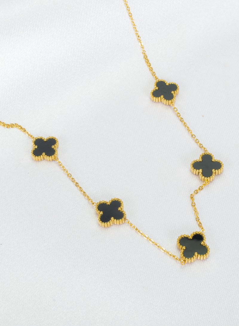 ذا بلاك بيرل اكسسوريز سلسلة أستانليس ستيل ذهبي شكل زهرة البرسيم أسود - Image 4