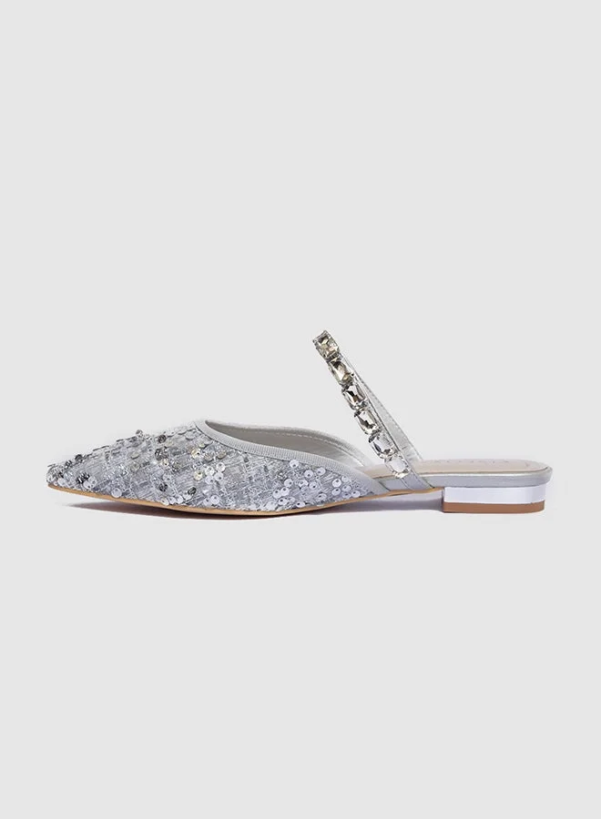 فينتشي حذاء بكعب منخفض ومقدمة مدببة