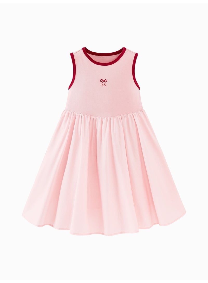 ميني بالا فستان بناتي أنيق بدون أكمام، مصنوع من نسيج قطني ناعم قابل للتهوية، حواف متباينة، تطريز على شكل فيونكة، تفاصيل فتحة في الخلف، تنورة واسعة، مثالي للأنشطة اليومية والمناسبات المدرسية والتجمعات الاحتفالية. - Image 4