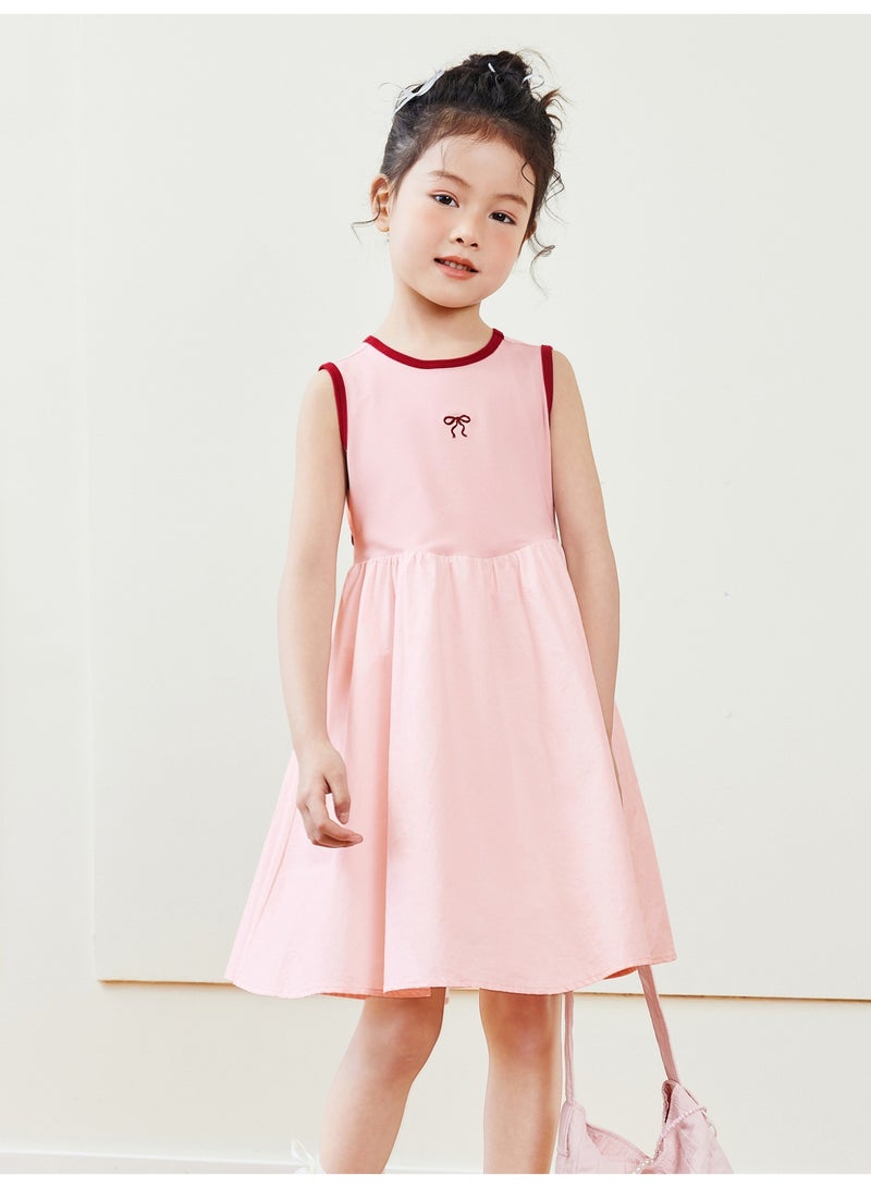 ميني بالا فستان بناتي أنيق بدون أكمام، مصنوع من نسيج قطني ناعم قابل للتهوية، حواف متباينة، تطريز على شكل فيونكة، تفاصيل فتحة في الخلف، تنورة واسعة، مثالي للأنشطة اليومية والمناسبات المدرسية والتجمعات الاحتفالية. - Image 1