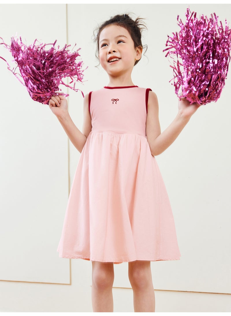 ميني بالا فستان بناتي أنيق بدون أكمام، مصنوع من نسيج قطني ناعم قابل للتهوية، حواف متباينة، تطريز على شكل فيونكة، تفاصيل فتحة في الخلف، تنورة واسعة، مثالي للأنشطة اليومية والمناسبات المدرسية والتجمعات الاحتفالية. - Image 2