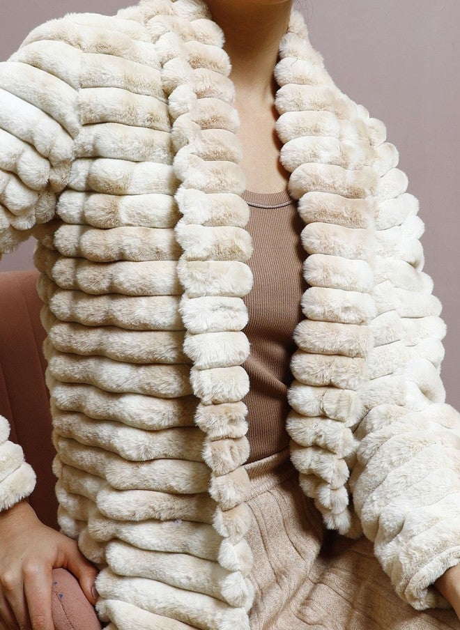 Athena معطف نسائي مزخرف بخطوط كريمية من الفرو الصناعي - Image 2